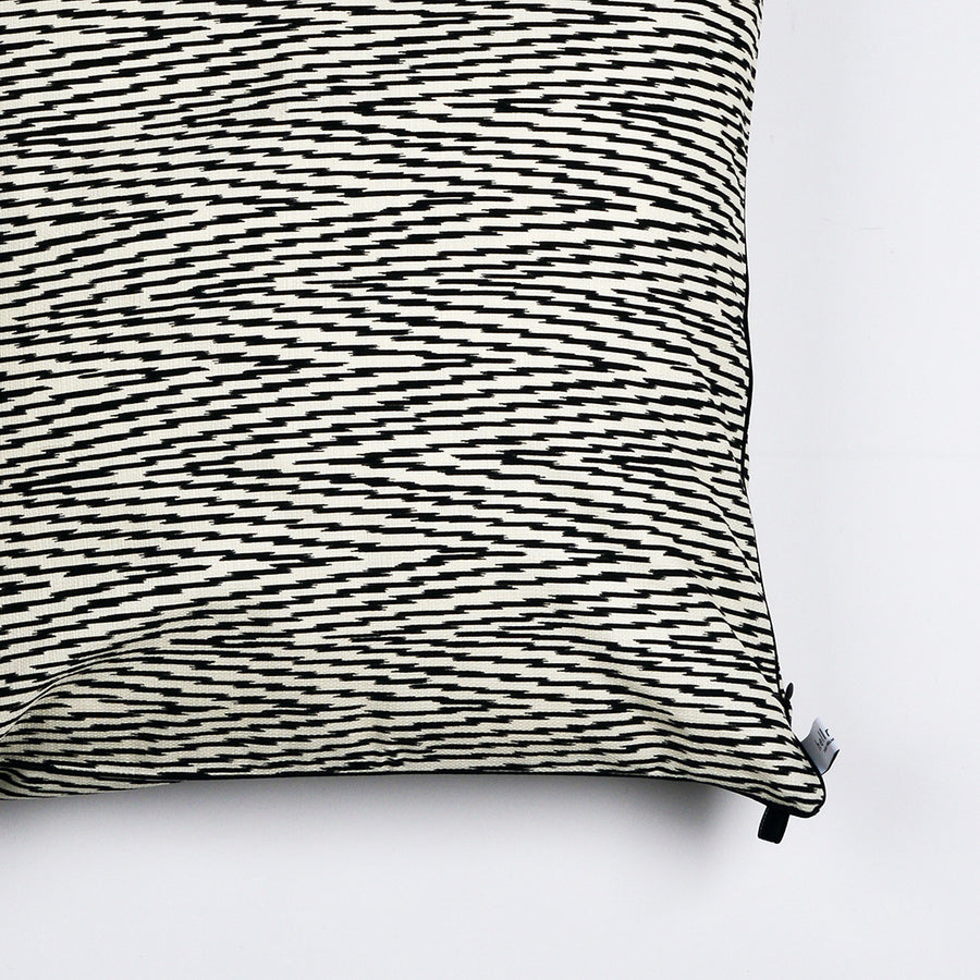 Kissen "IKAT HERRINGBONE" BLACK FANCY 80x80cm   Cotton_Struktur