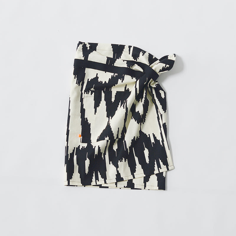 Schürze MILLA "IKAT BIG" BLACK FANCY   Cotton_Struktur